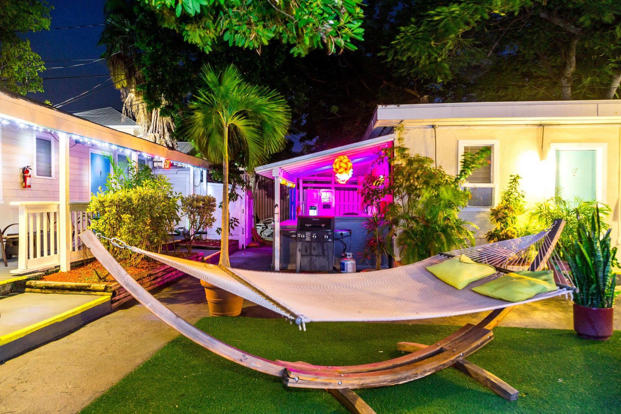 Seashell Motel And International Hostel Key West Exterior photo